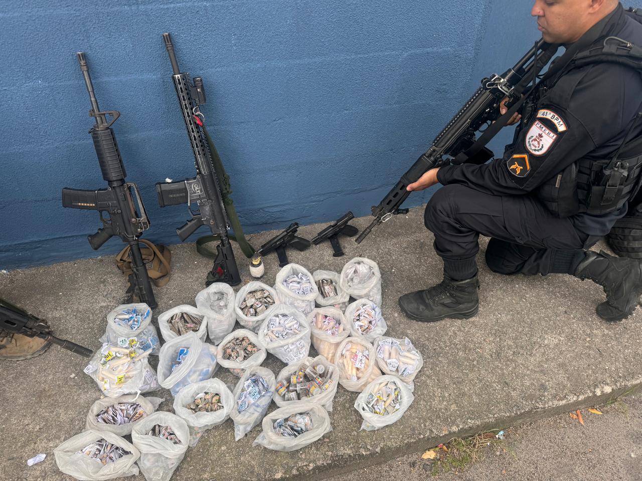 41º BPM apreendeu fuzis, pistolas e drogas no Complexo do Chapadão